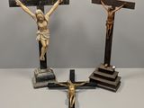 deux crucifix représentant Jésus sur la croix, posés sur une table