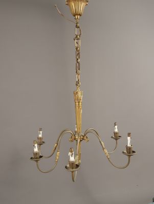 un lustre ancien en laiton à cinq branches et cinq lumières