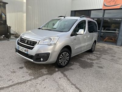 une camionnette argentée garée devant un immeuble