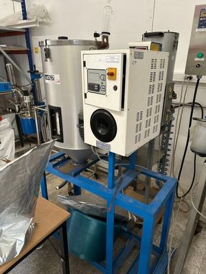 une machine posée sur une table dans une pièce