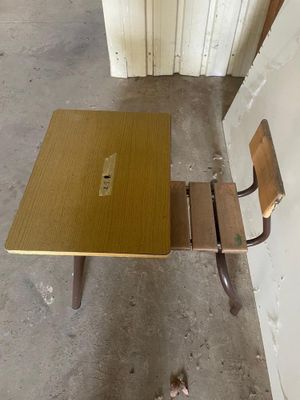 1 bureau ecole avec chaise - plateaux bois mauvais etat- dim…