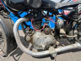 un gros plan d'une moto garée dans la rue
