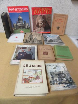Plusieurs livres sont posés sur une table devant un mur.