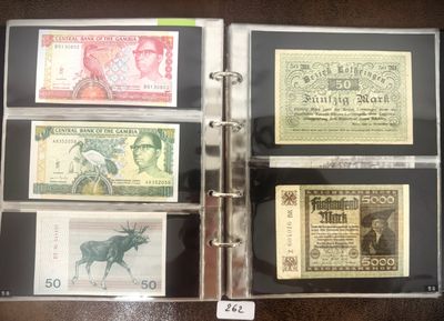 cinq types différents de billets de banque dans un classeur