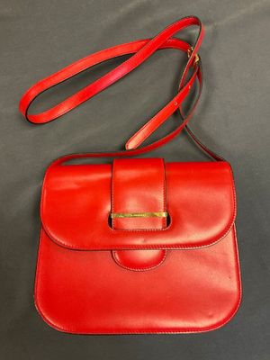 LANCEL, sac à main en cuir rouge, porté épaule. Dimensions 21 x 18 cm - Photo 1