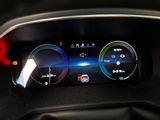 une image représentant le tableau de bord d'une voiture avec un écran numérique