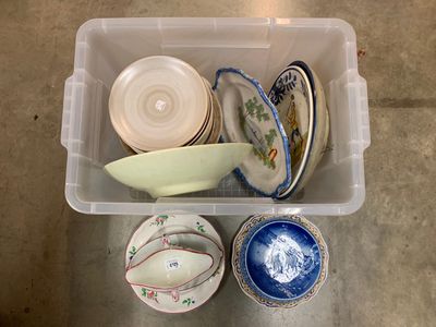 Lot en céramique comprenant PLATS, ASSIETTES, SAUCIERE, etc.