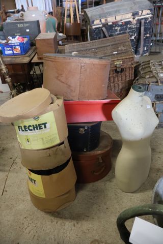 Lot comprenant mannequin Stock Mann, boites à chapeaux garnies, v...