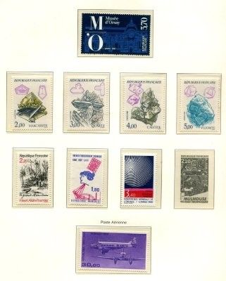 une photo d'une collection de timbres exposée