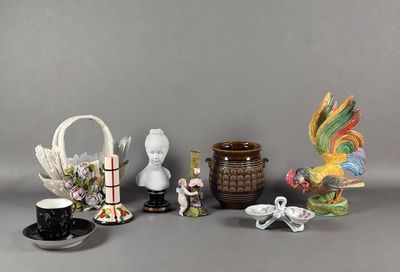 un grand nombre de figurines posées sur une table