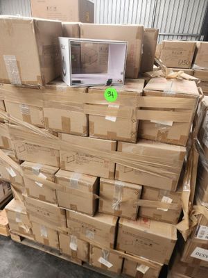 des boîtes empilées les unes sur les autres, avec un ordinateur posé dessus