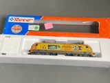 un petit train qui se trouve dans une boîte posée sur la table