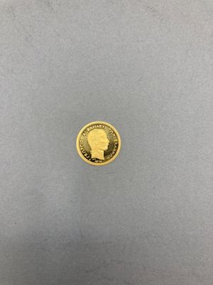 une pièce d'or sur laquelle est représentée la tête d'un homme