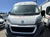 une camionnette blanche garée dans un parking