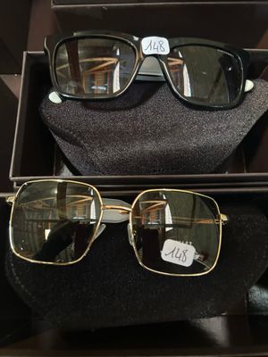 une paire de lunettes de soleil dans un étui, exposée dans un magasin