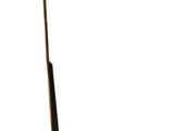 un lampadaire avec un pied en bois et un abat-jour blanc