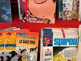 beaucoup de bandes dessinées posées sur une table rouge