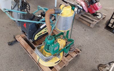 une petite machine posée sur une palette