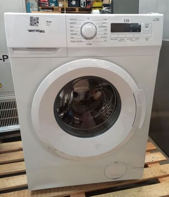 une machine à laver blanche posée sur des palettes devant un réfrigérateur