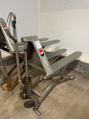 a picture of a machine that is sitting in a room