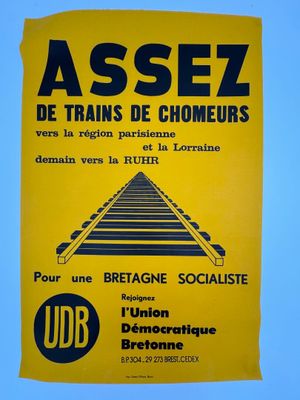 une affiche jaune sur laquelle figurent le mot « assez » et un train
