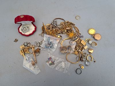 beaucoup de bijoux en or et en argent sur une table