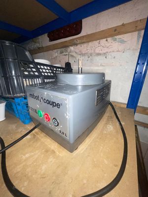une machine posée sur une table