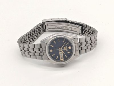 une image représentant une montre-bracelet au cadran bleu, montée sur un bracelet argenté