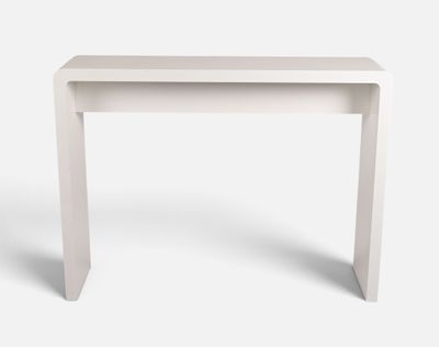 une image représentant une table blanche sur fond blanc