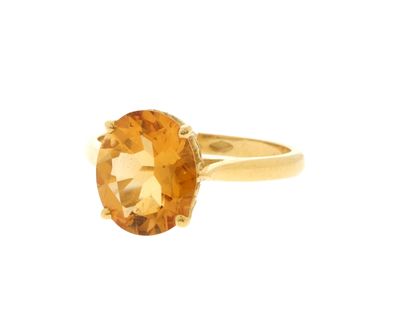 un gros plan d'une bague sertie d'une citrine