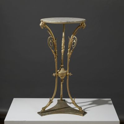 une image représentant une table avec un plateau en marbre posée sur un piédestal blanc