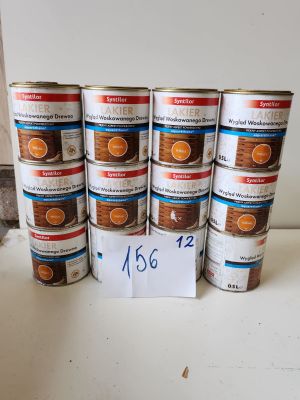six boîtes de conserve sont posées sur un comptoir, avec une étiquette de prix devant chacune d'elles