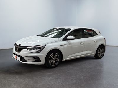 une voiture blanche garée dans une pièce blanche au sol noir
