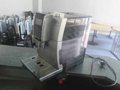une machine à café posée sur une table