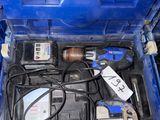 une boîte à outils bleue avec des outils à l'intérieur