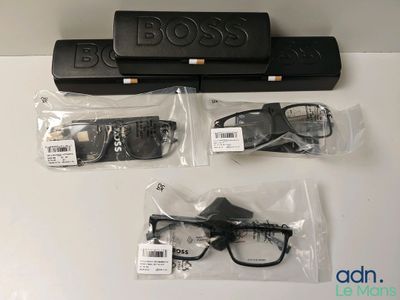 une paire de lunettes et un étui posés sur la table
