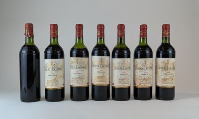 six bouteilles de vin sont alignées sur une table