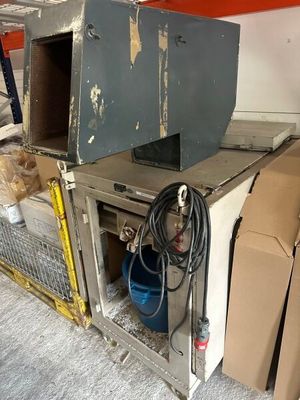 un micro-ondes posé sur un chariot dans une pièce