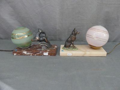 trois figurines posées sur une table