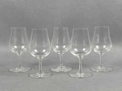 SAINT-LOUIS. Ensemble de 5 verres à pied à vin, en cristal.