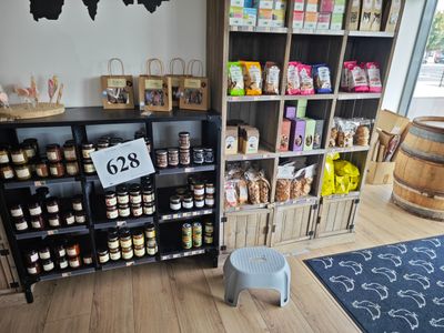 un magasin dont les rayons regorgent de produits