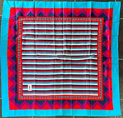 YVES SAINT LAURENT. Carré en twill de soie imprimée à décor …