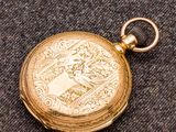 une montre de poche en or sur laquelle figure le portrait d'une femme