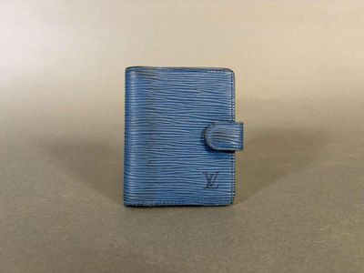 Louis Vuitton. Porte-agenda PM en cuir épi bleu, intérieur e…