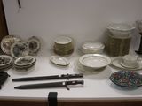 une table sur laquelle se trouvent un couteau, une assiette, un bol et d'autres objets