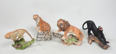 cinq figurines représentant différents types d'animaux sur un fond blanc