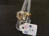une bague sertie d'un diamant, posée sur une table