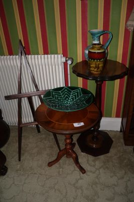 une petite table sur laquelle se trouve un bol, à côté d'un radiateur