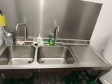 un évier et une machine à laver dans une petite pièce