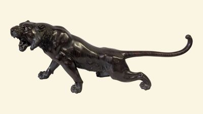statue en bronze représentant un lion sur fond blanc